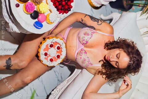 rileysmits nude photo 17