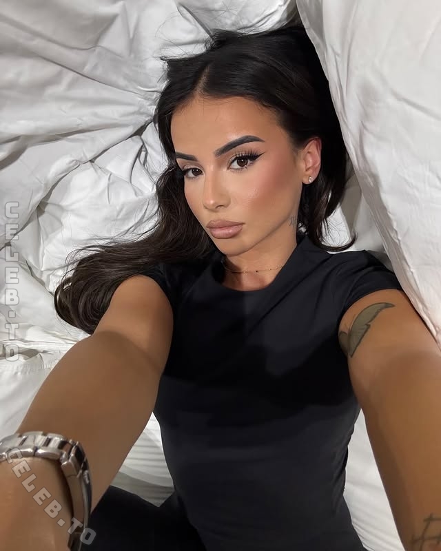 Rina Balaj nude photo 4