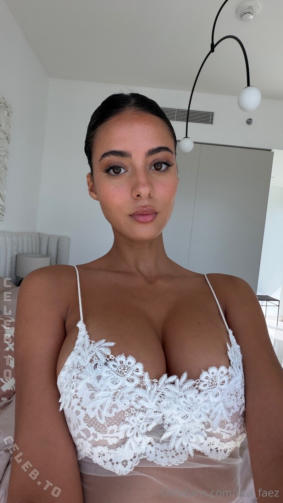 Rita Faez nude photo 11