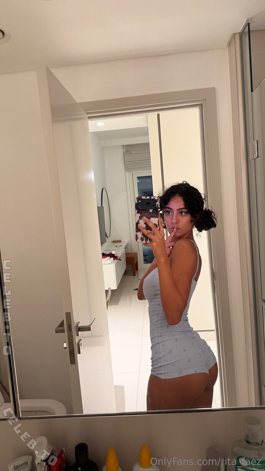 Rita Faez nude photo 15