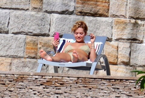 Rita Ora nude photo 17