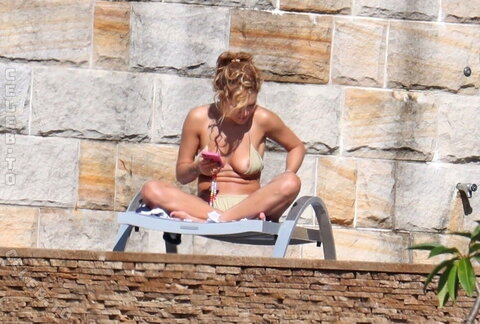 Rita Ora nude photo 11