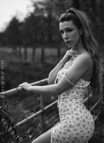 Romina nude photo 17