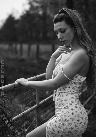 Romina nude photo 16