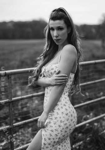 Romina nude photo 6