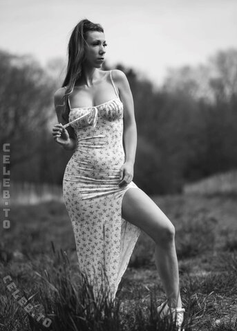 Romina nude photo 14