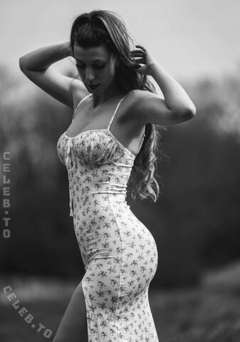 Romina nude photo 11