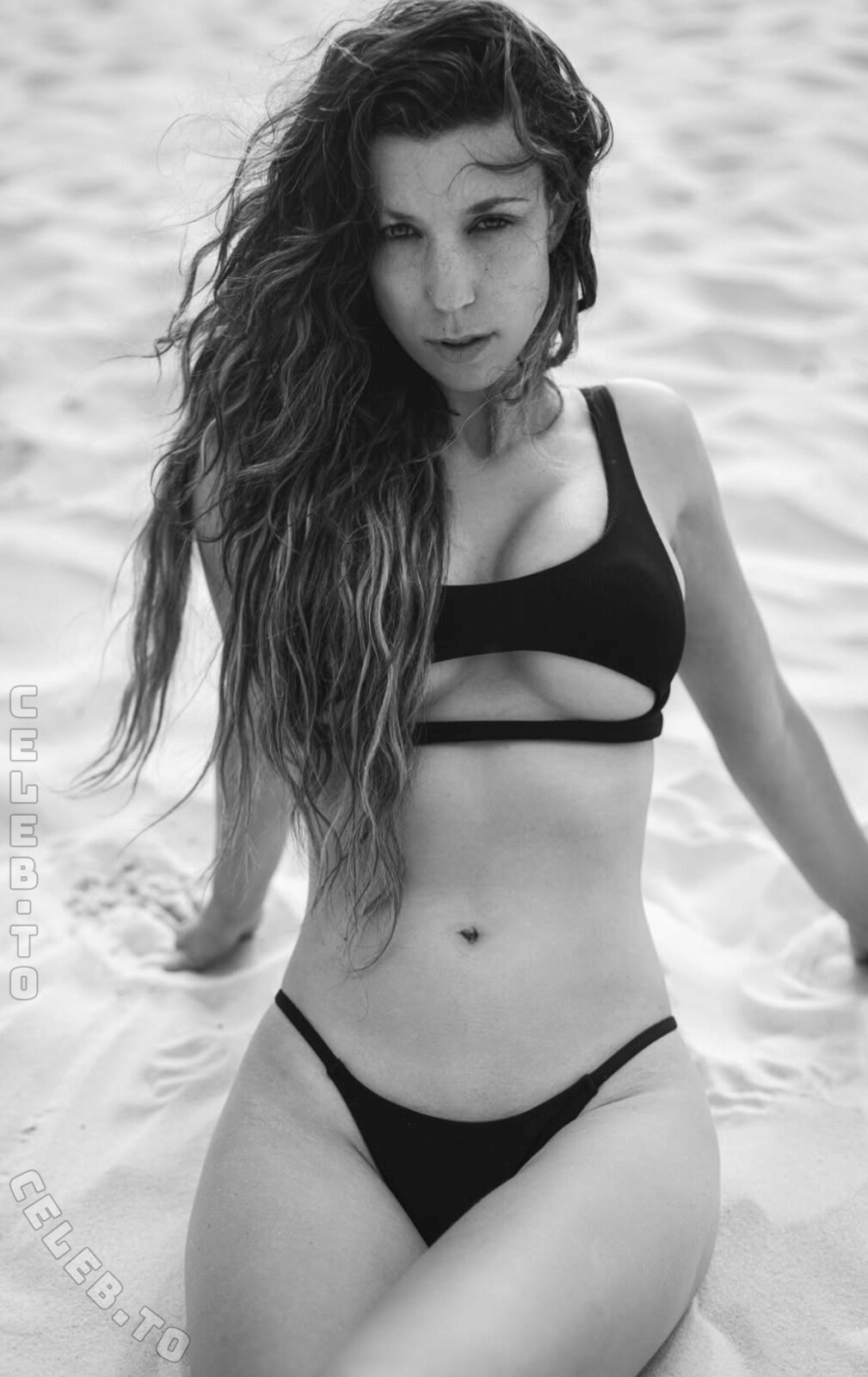 Romina nude photo 1