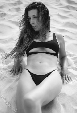 Romina nude photo 3