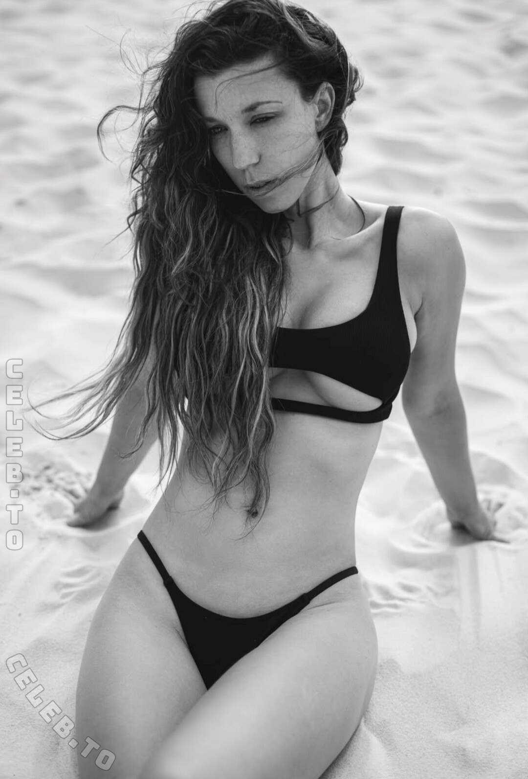 Romina nude photo 4
