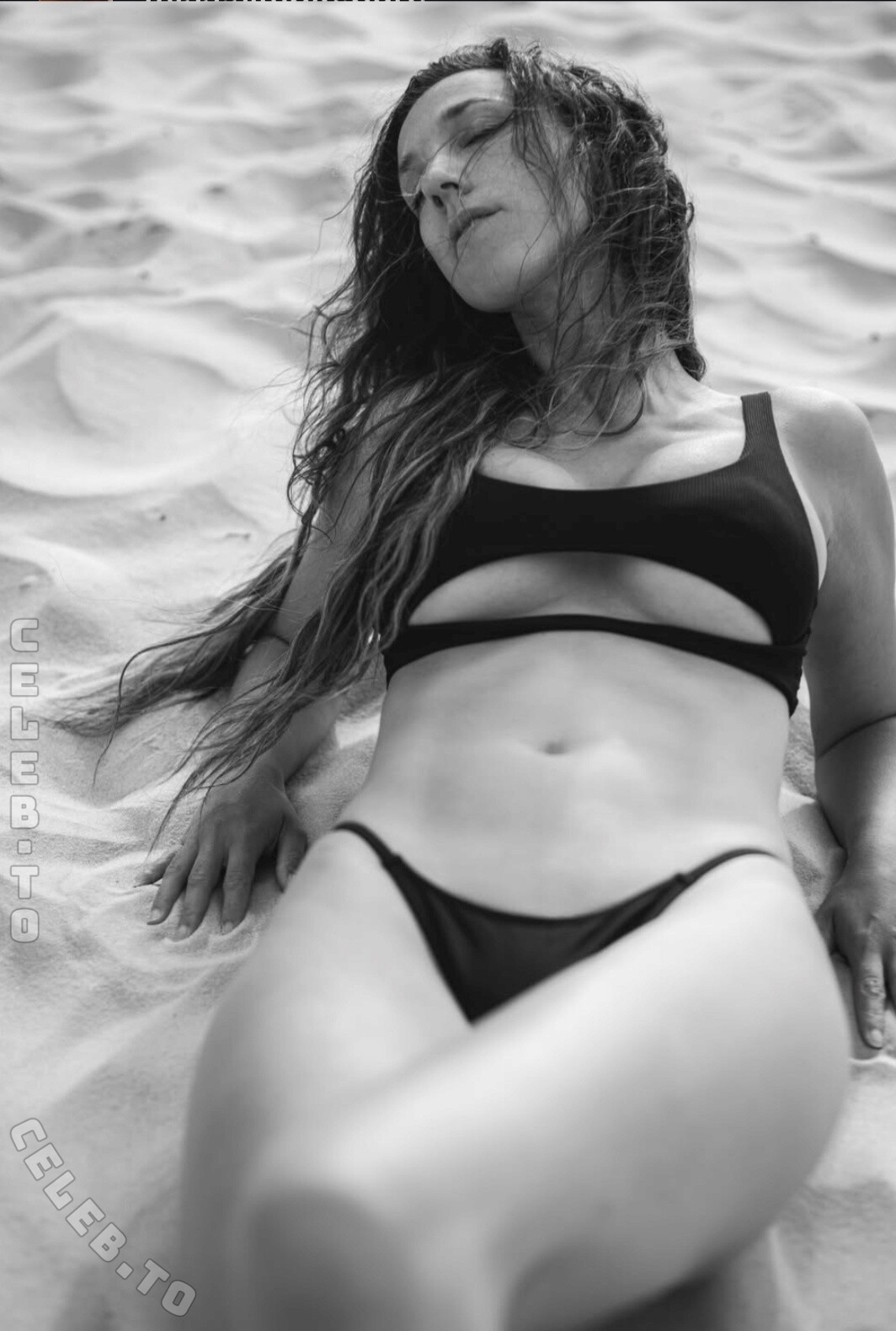 Romina nude photo 5