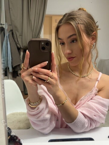 Romyxxs nude photo 11