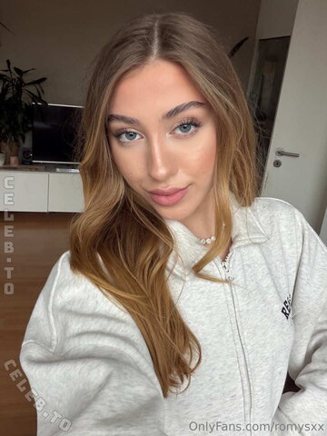 Romyxxs nude photo 4