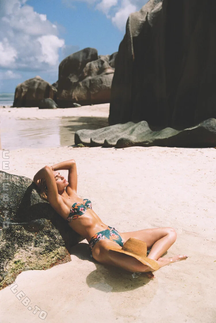 Roosmarijn De Kok nude photo 14