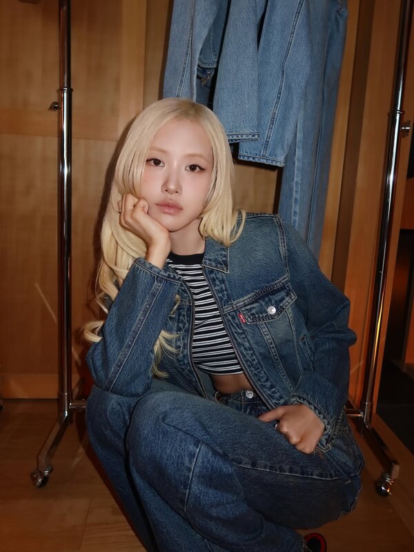 Rosé nude photo 3