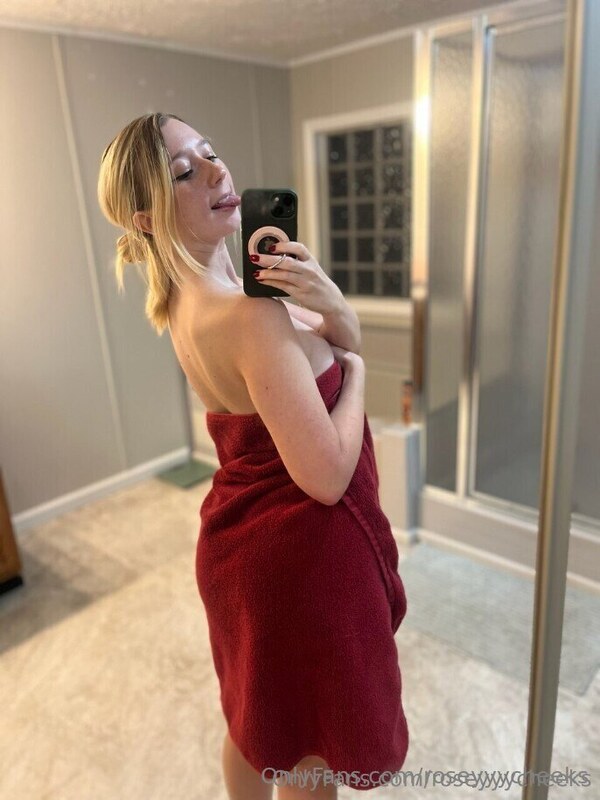 Roseyyycheeks nude photo 6