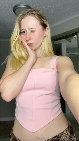 Roseyyycheeks nude photo 25