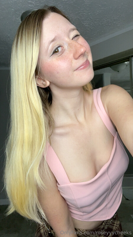 Roseyyycheeks nude photo 28