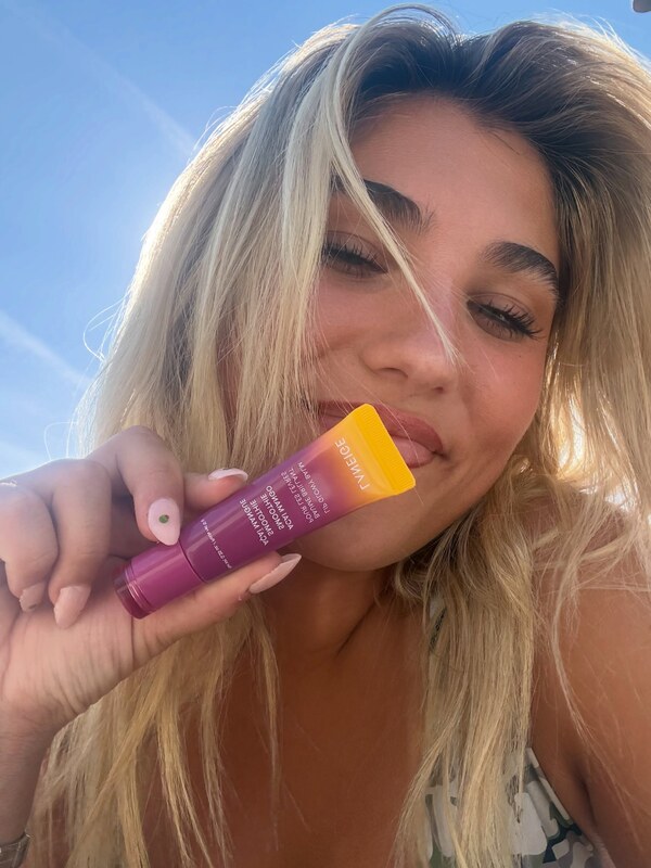 Rosie McClelland nude photo 5
