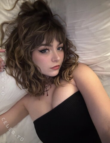 Rowsvee nude photo 19