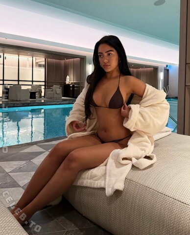 Roxanarosuu nude photo 17
