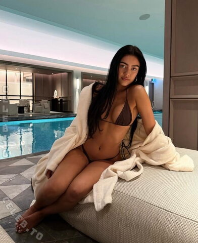 Roxanarosuu nude photo 20