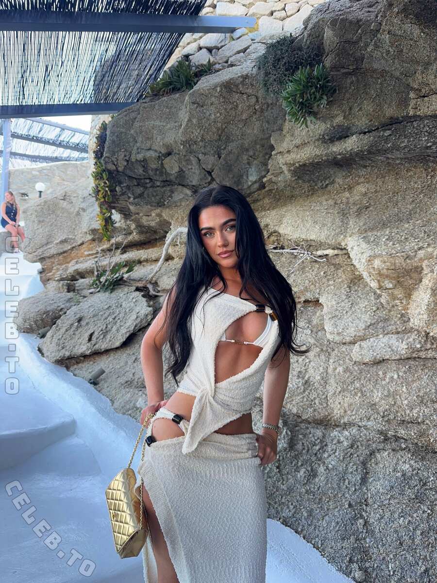 Roxanarosuu nude photo 5