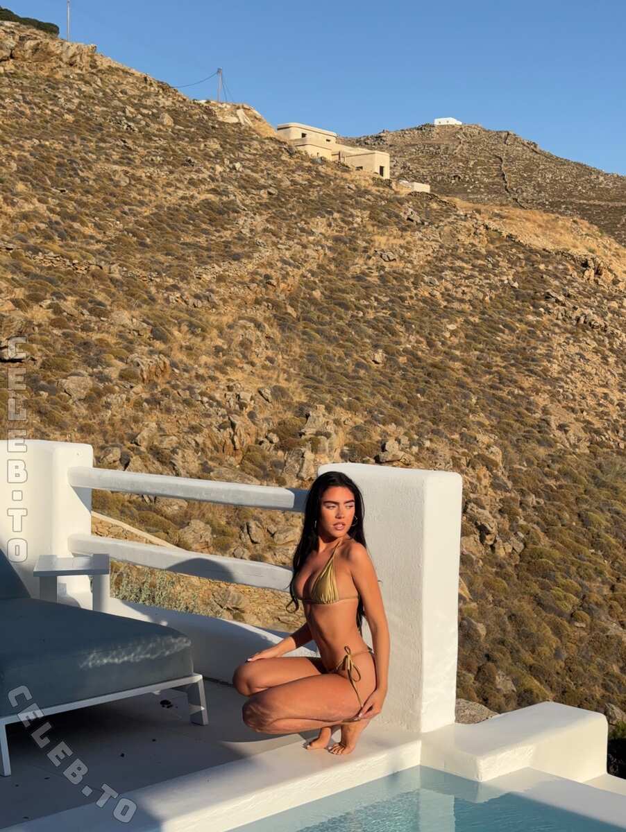 Roxanarosuu nude photo 6