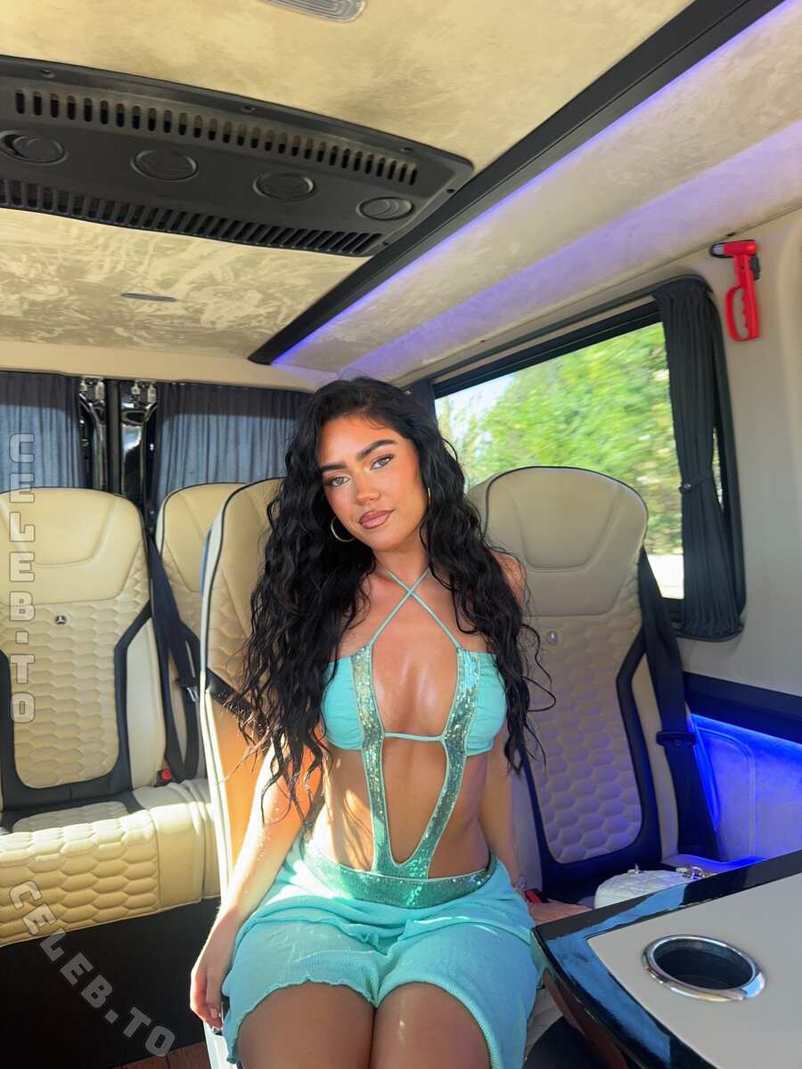 Roxanarosuu nude photo 1