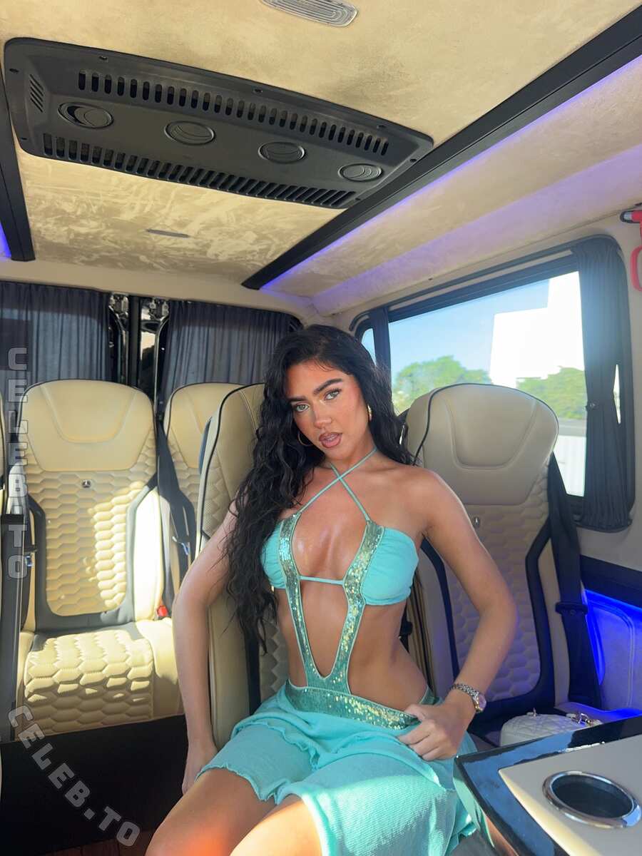 Roxanarosuu nude photo 4