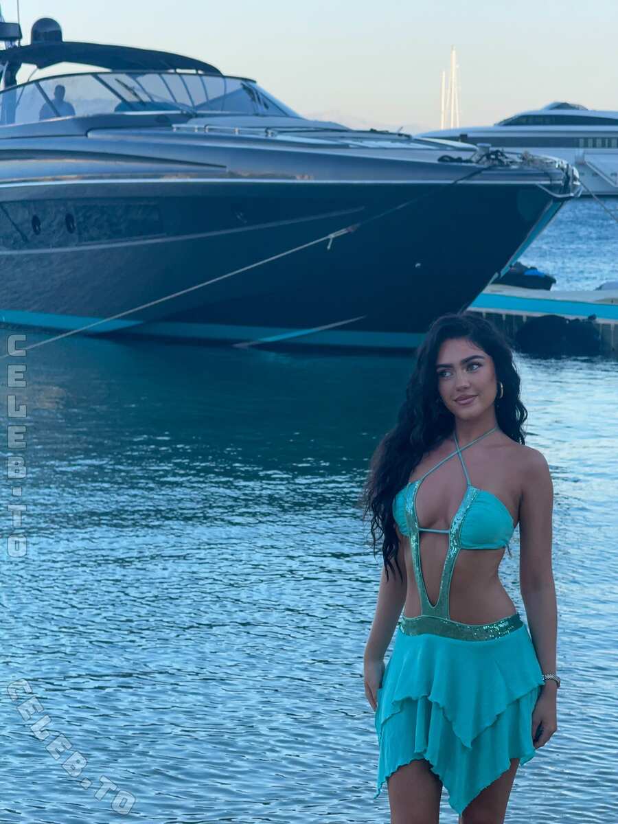 Roxanarosuu nude photo 9