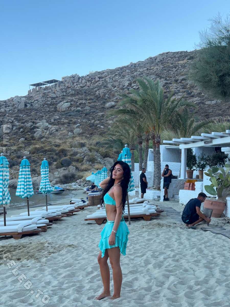 Roxanarosuu nude photo 11