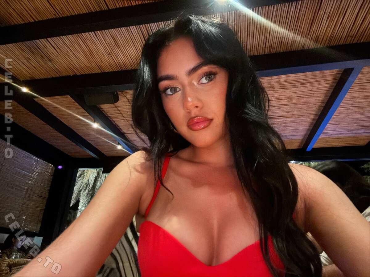 Roxanarosuu nude photo 4