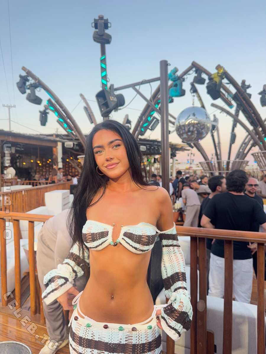 Roxanarosuu nude photo 5