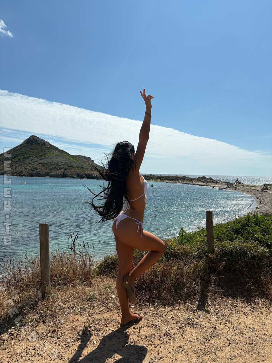Roxanarosuu nude photo 10