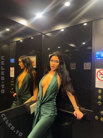 Roxanarosuu nude photo 29
