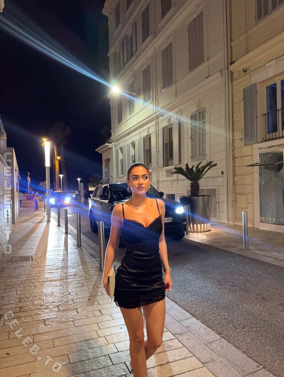 Roxanarosuu nude photo 8