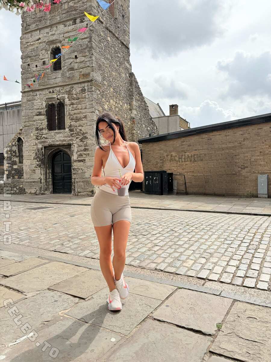 Roxanarosuu nude photo 2