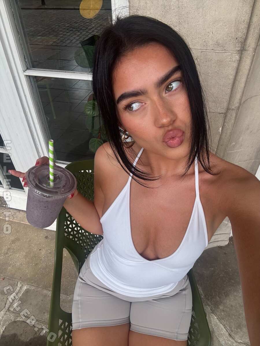 Roxanarosuu nude photo 6