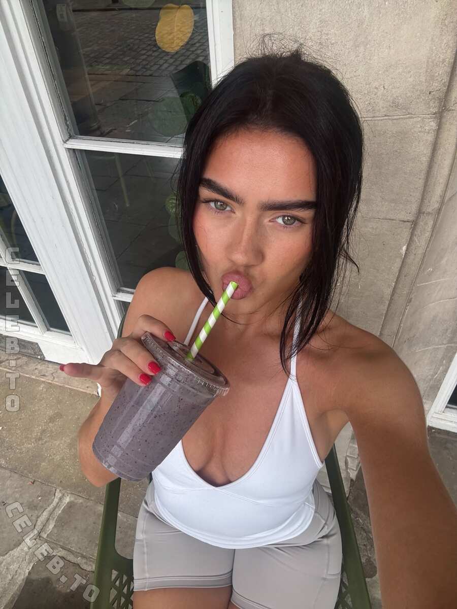 Roxanarosuu nude photo 9