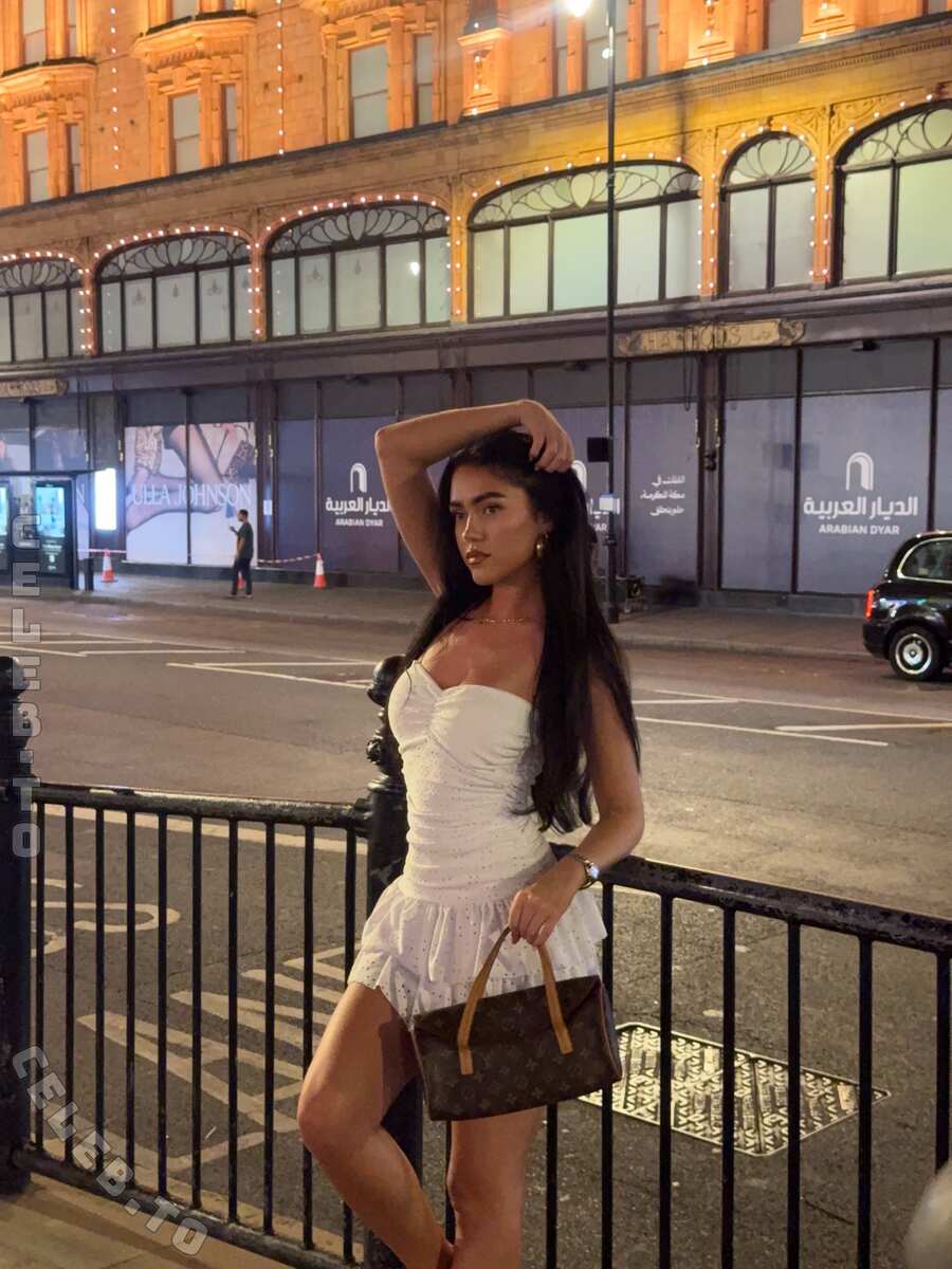 Roxanarosuu nude photo 3