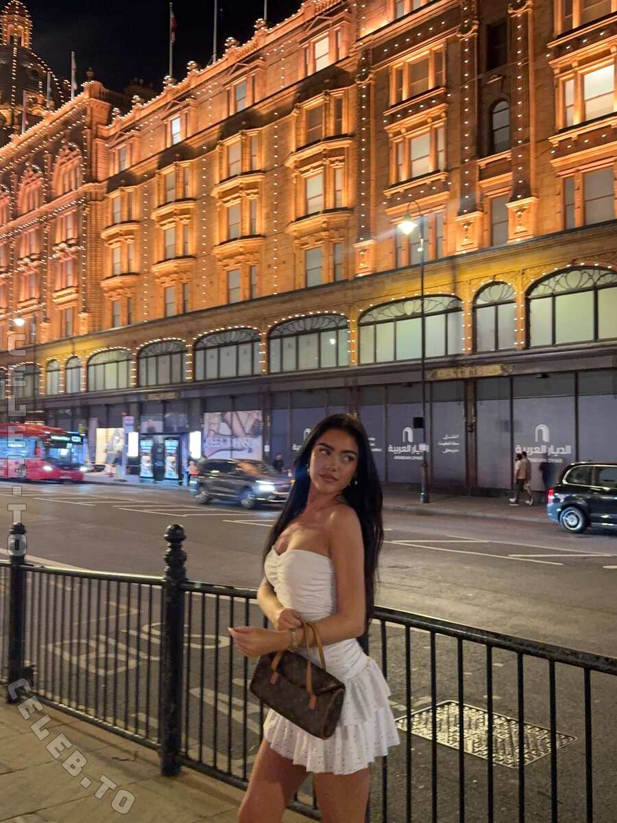 Roxanarosuu nude photo 6