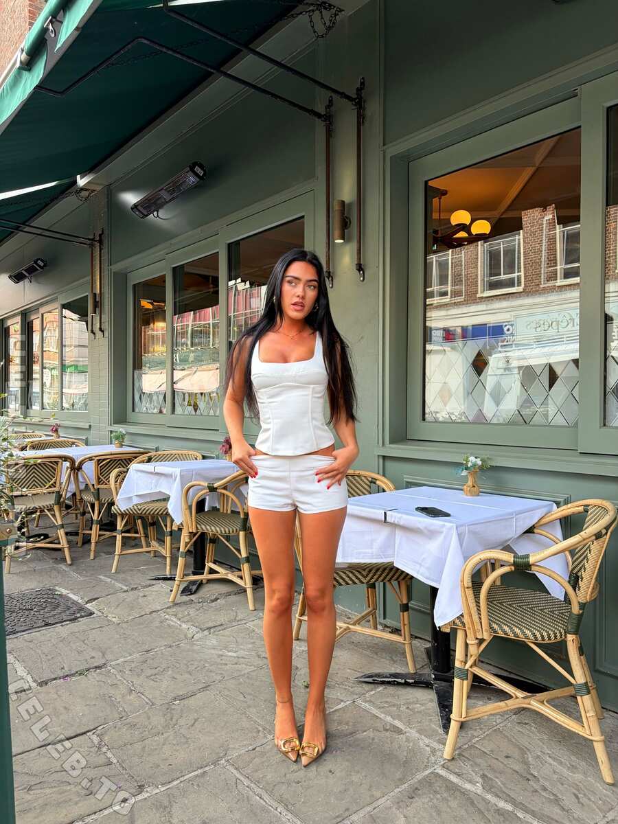 Roxanarosuu nude photo 1