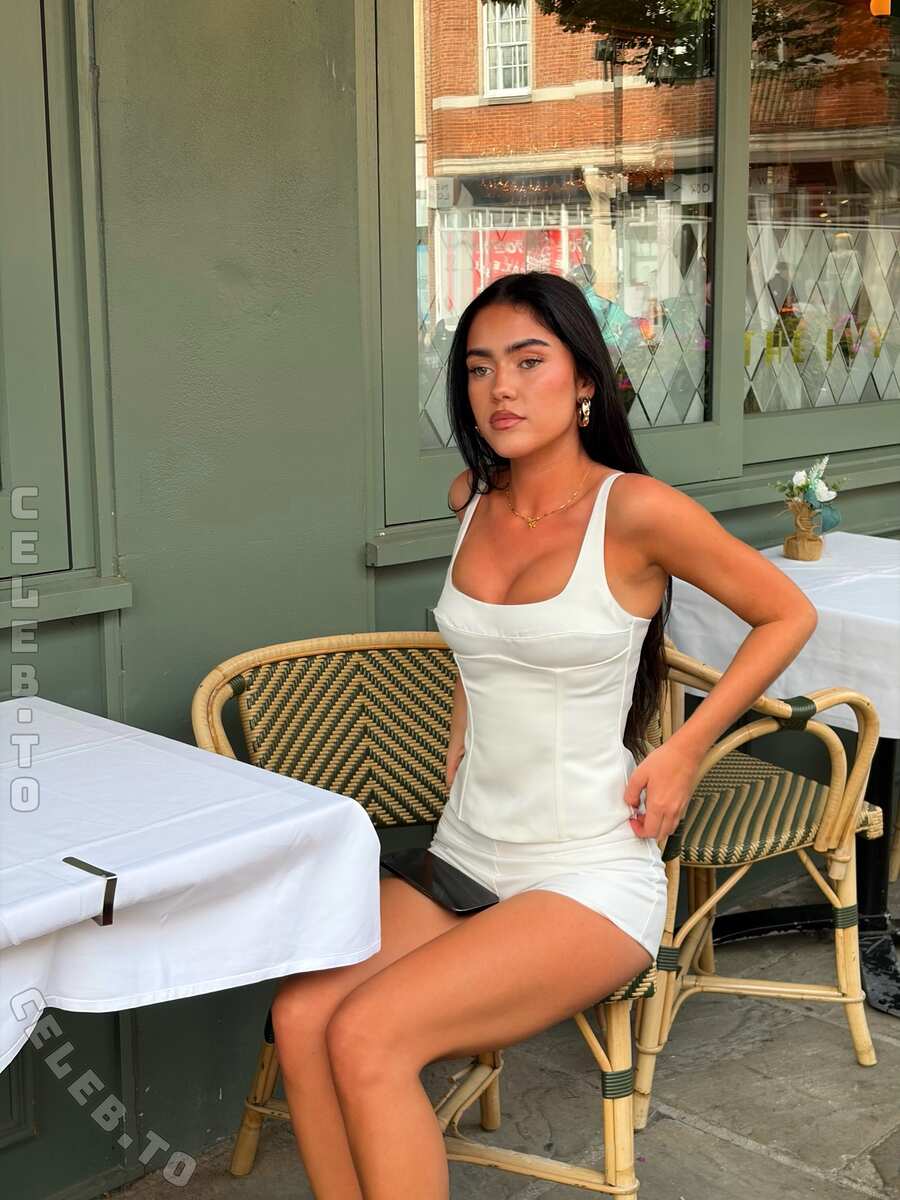 Roxanarosuu nude photo 2