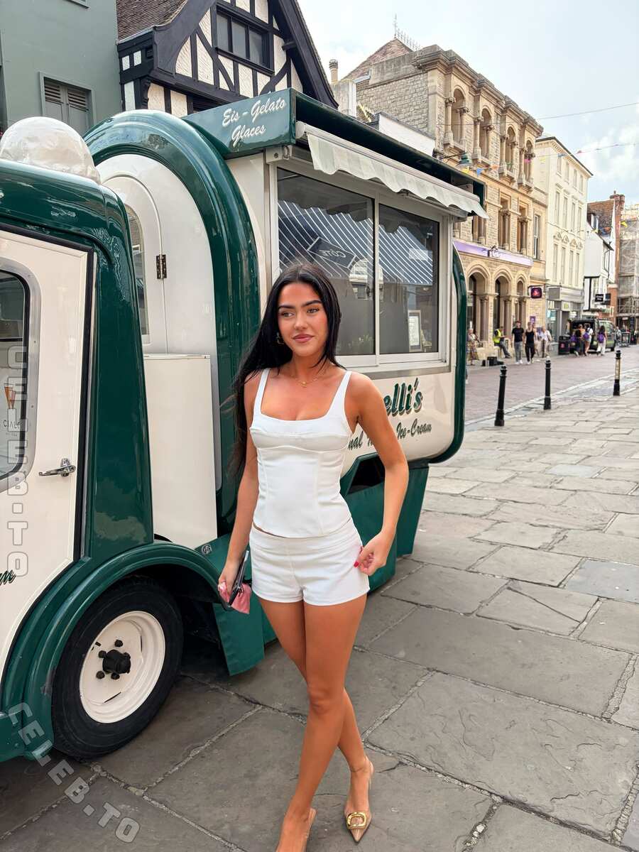 Roxanarosuu nude photo 3
