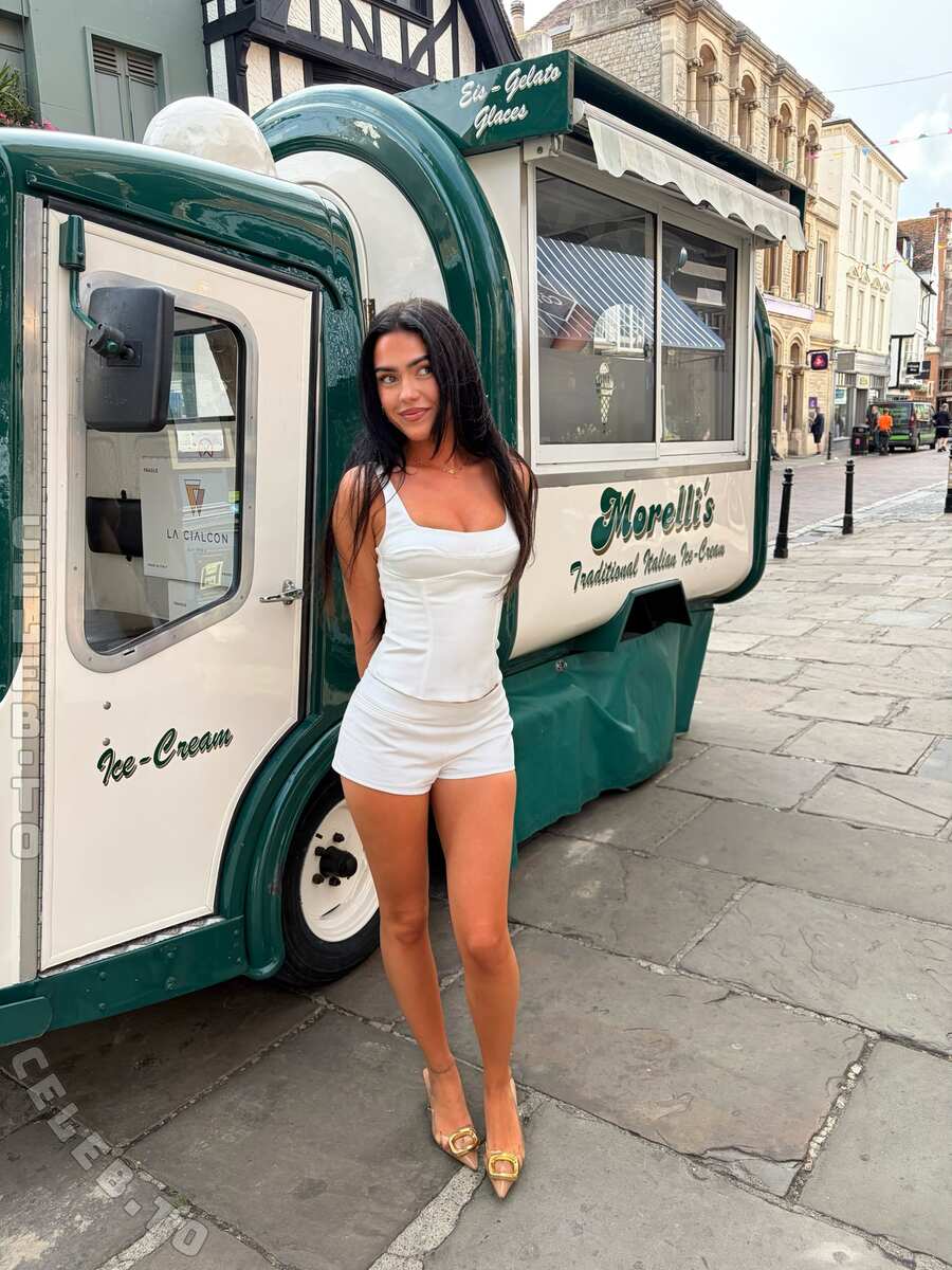 Roxanarosuu nude photo 5