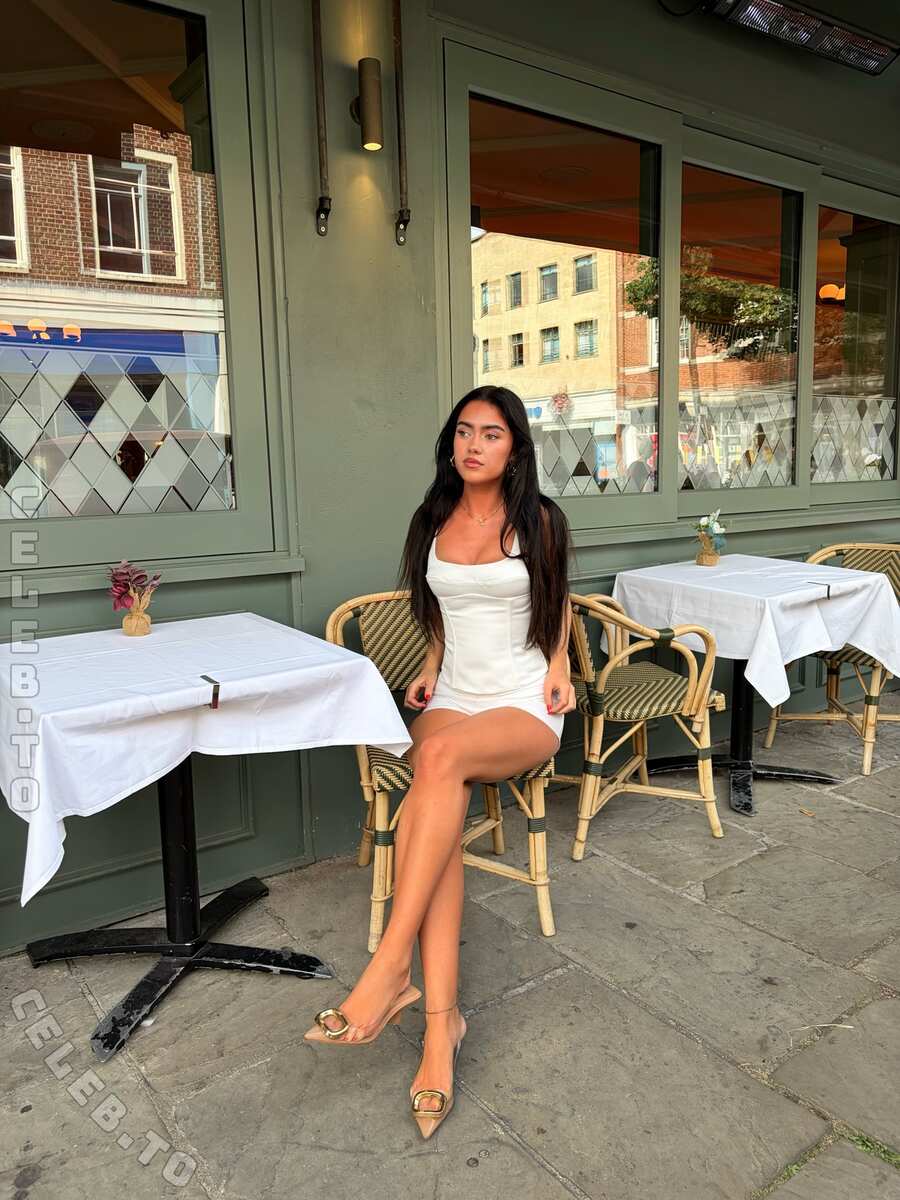 Roxanarosuu nude photo 6