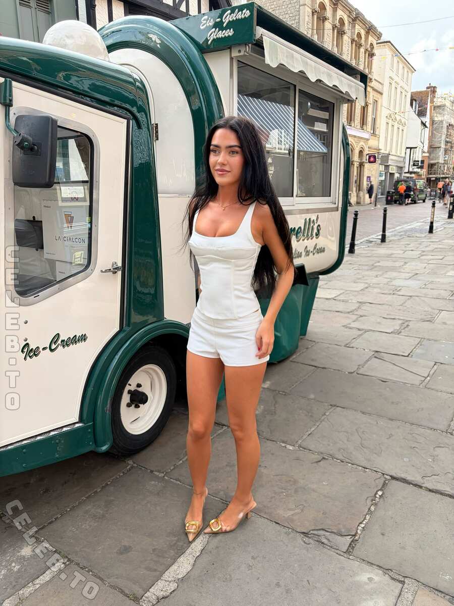 Roxanarosuu nude photo 8