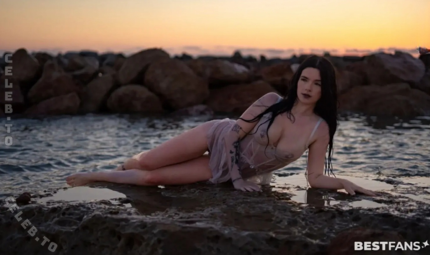 Roxi Black nude photo 3