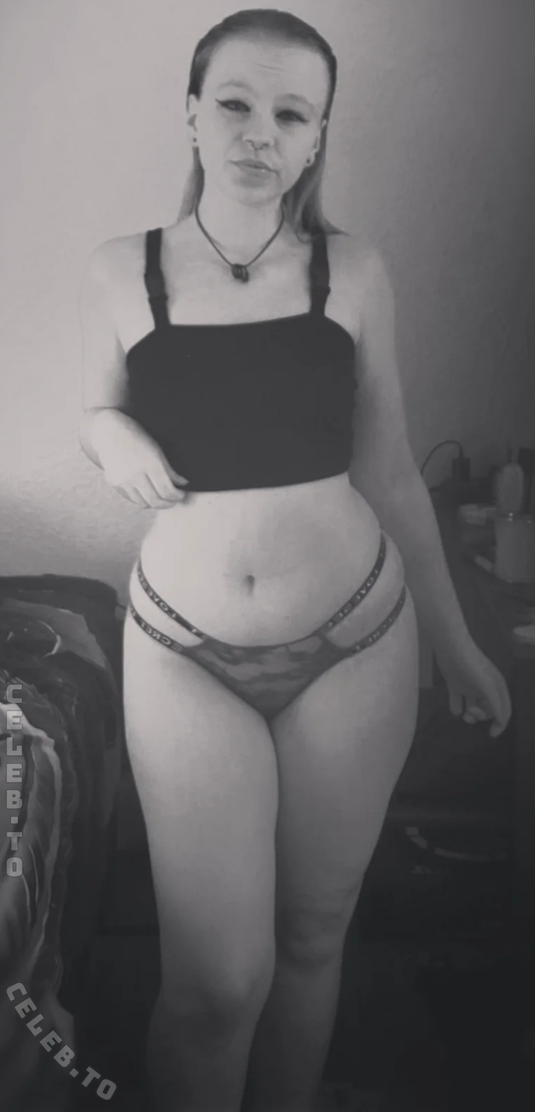 Ryumeike nude photo 1